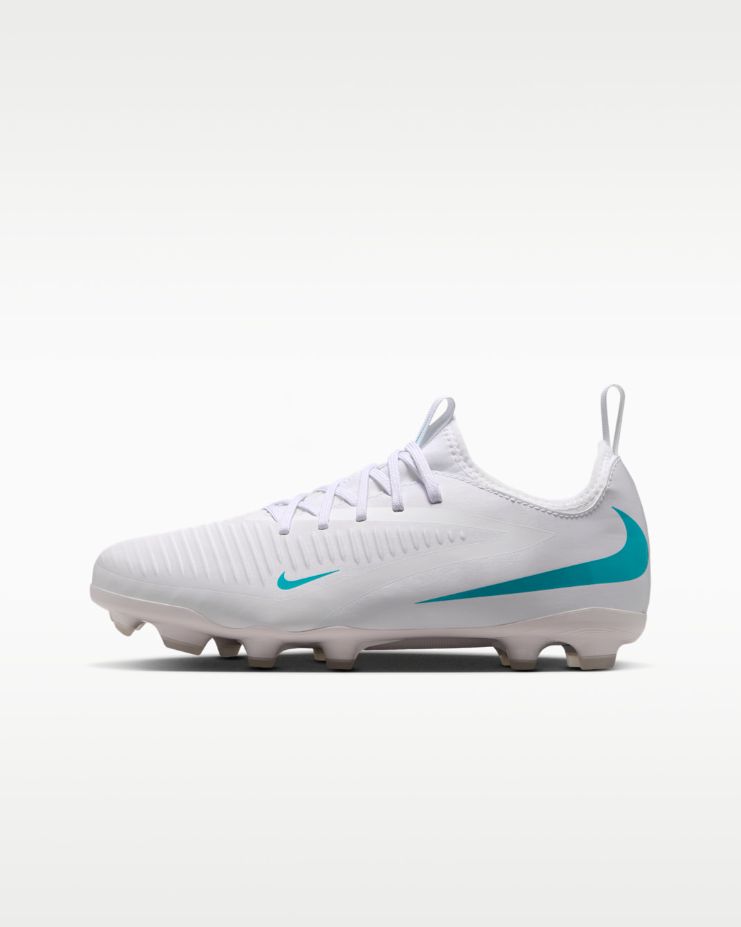 Nike Jr. Phantom 6 Low Academy Older Kids' Multi-Ground Football Boot