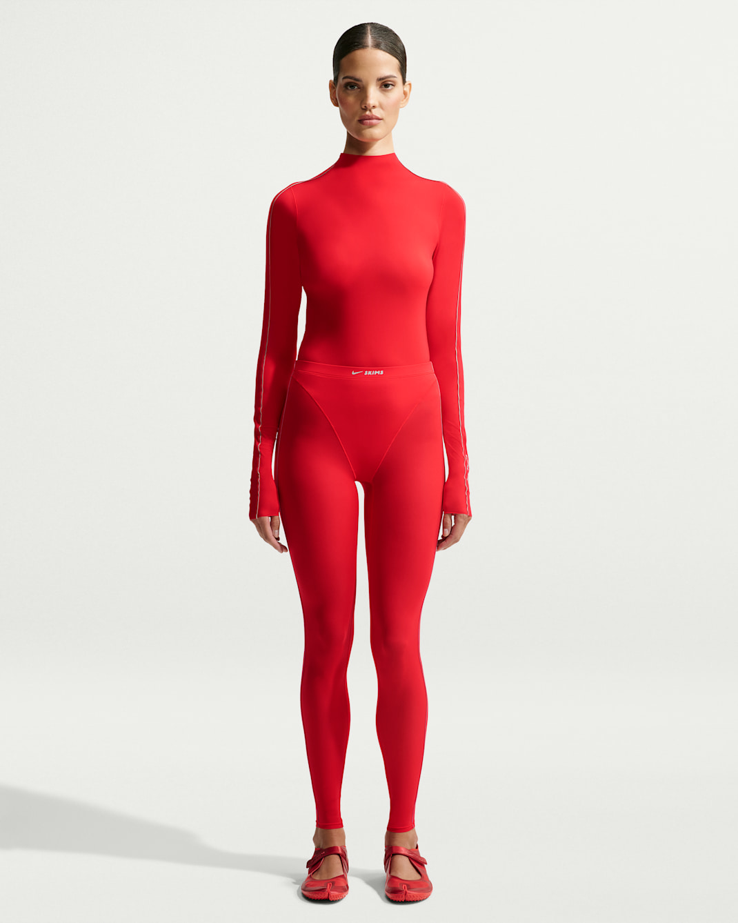 NikeSKIMS Weightless Women's High-Waisted V-Panel Leggings